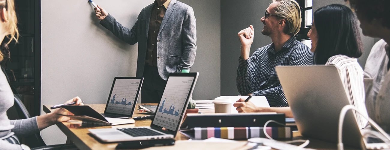 Trabalhador industrial utilizando equipamento de proteção